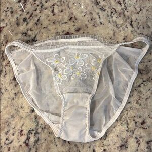 Hillary & Hanson Sz Medium Excellent Condition Pure White Dasies Flower Undies
